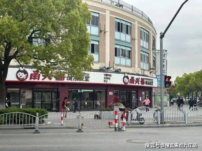 街邊的小麵館,早餐店,龍蝦燒烤,小餐館……煙火氣十足.