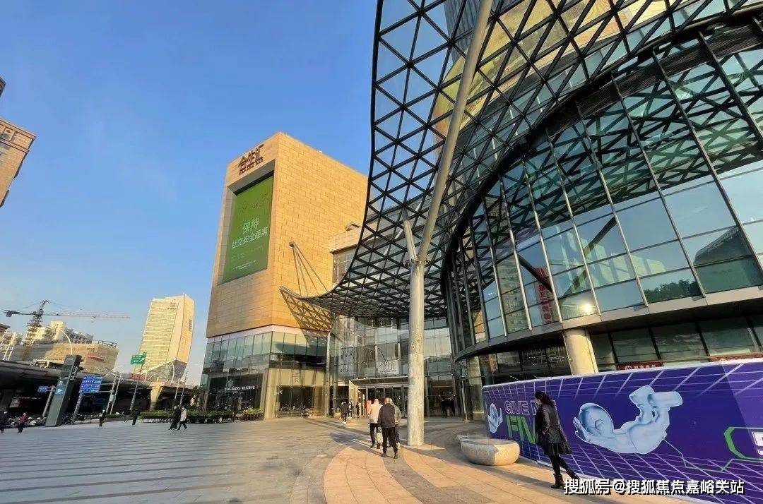 商业配套:项目紧邻大润发商超,附近有上海合生国际广场,东方商厦,万达