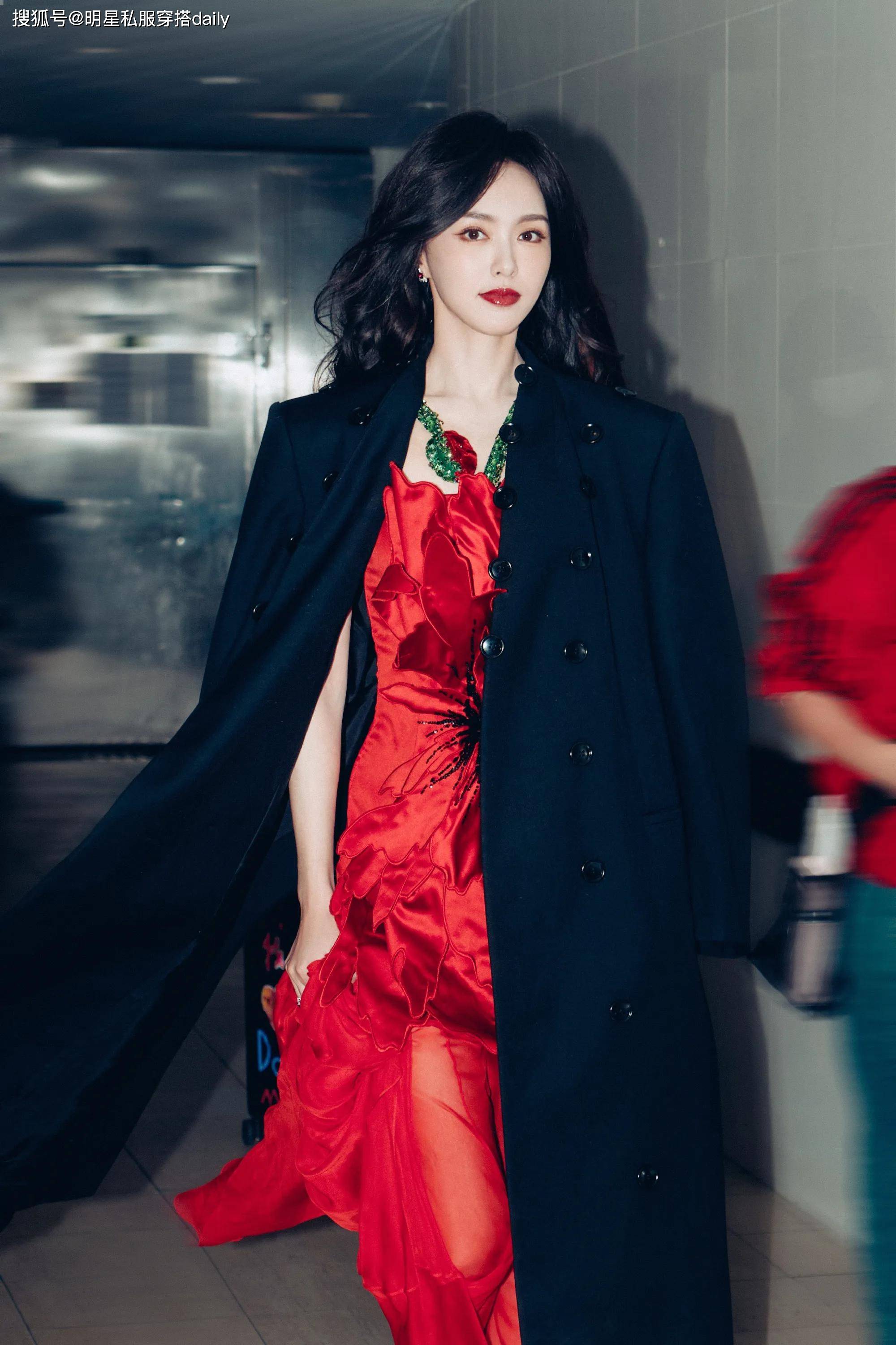 唐嫣《繁花》天选汪小姐,90年代的各种风衣搭配层次感满满,好美