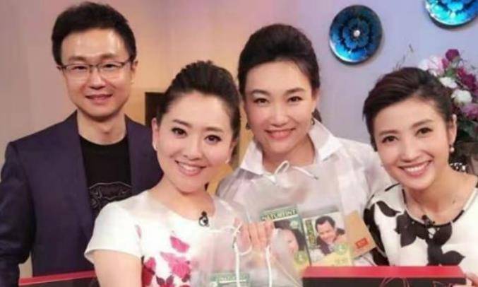 "电视主播"李梓萌,工作20年未遇心仪人,44岁单身让父母着急_低头_母亲