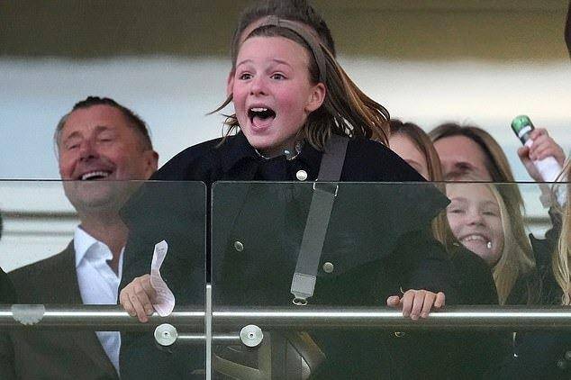 路易9岁表弟看赛马兴奋成"表情包",与王子同行走红_米娅·廷德尔_安妮