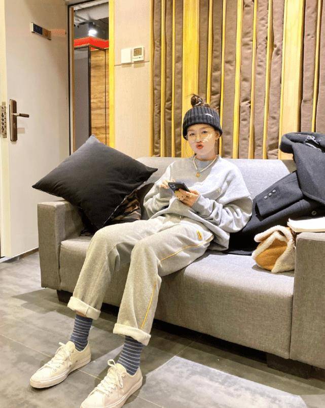 徐梦洁就在圈里名气大涨,收获大批粉丝深得网友喜爱;除了拥有较强的