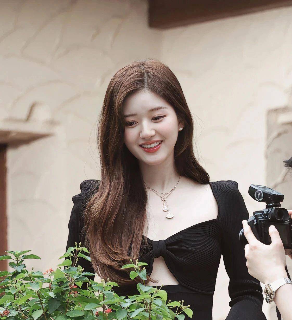 赵露思身穿黑色镂空连衣裙,身高不足一米六,全靠一双高跟鞋撑着_紧身