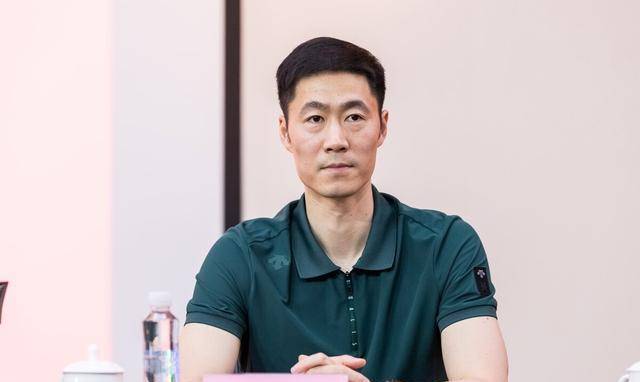 随着年龄逐渐增长,王励勤应该被委以重任,取代即将退休的李隼等老教练