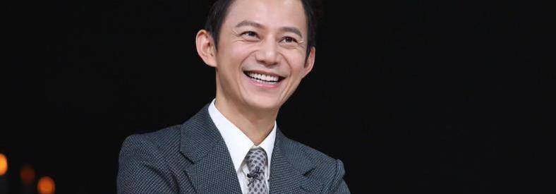 原创何炅携绯闻女友王菁外出,二人穿情侣装cp感十足,同出同入超亲密