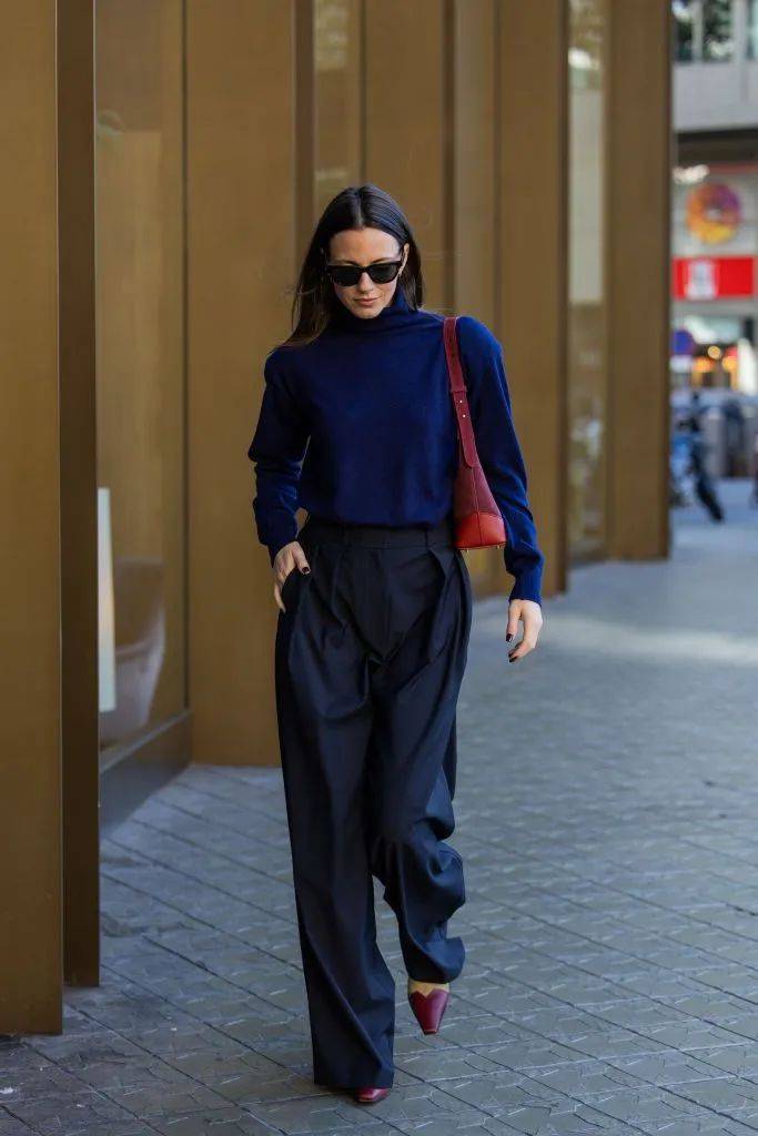 红色包包搭配深蓝色毛衣,配一双黑樱桃红鞋子,和包包呼应起来,与蓝色