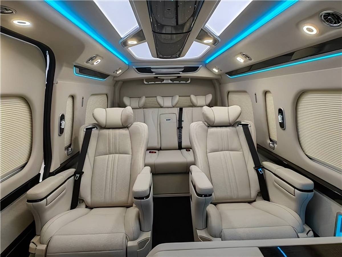 华通丰业丰田海狮改装商务车原车出厂之时内饰颜色单一,宽敞的内饰