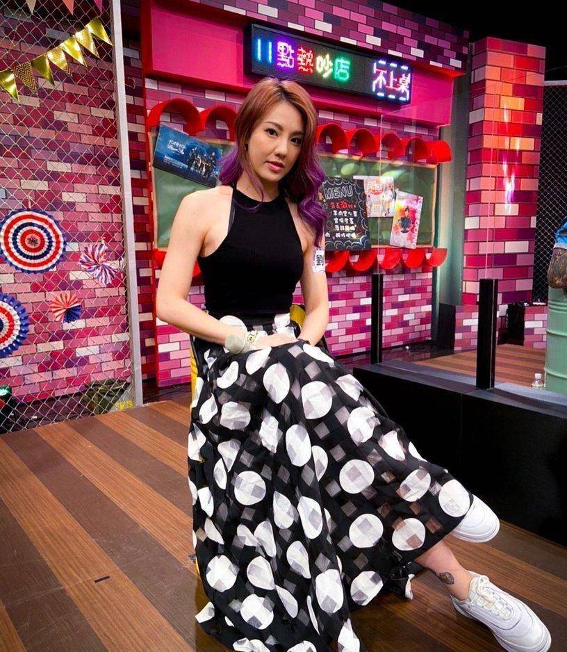 r主唱是泰山集团千金,她家公司市值超过300亿_家庭_背景_钟欣凌