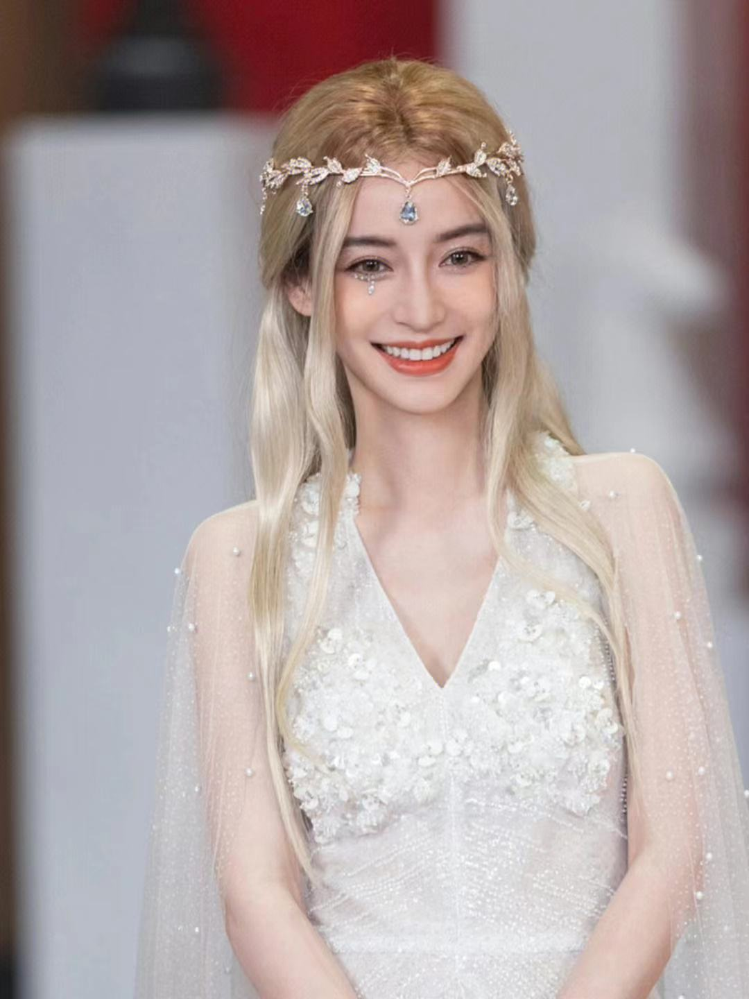 杨颖穿搭太敢露,身穿低胸白纱公主裙,完全看不出生过孩子_白色_选择了