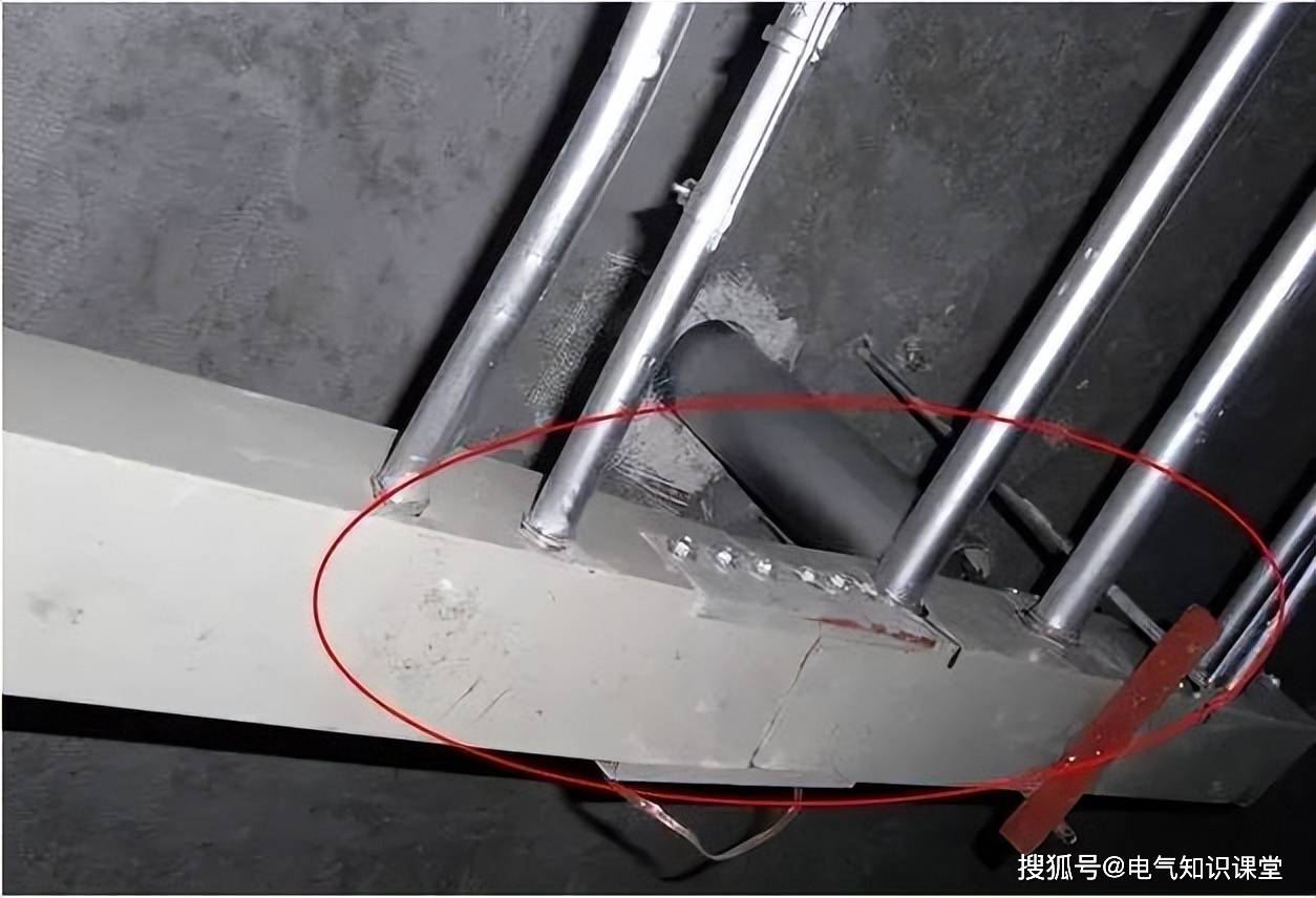 而电缆桥架与支架之间也没有连接固定,使得支架没有可靠接地
