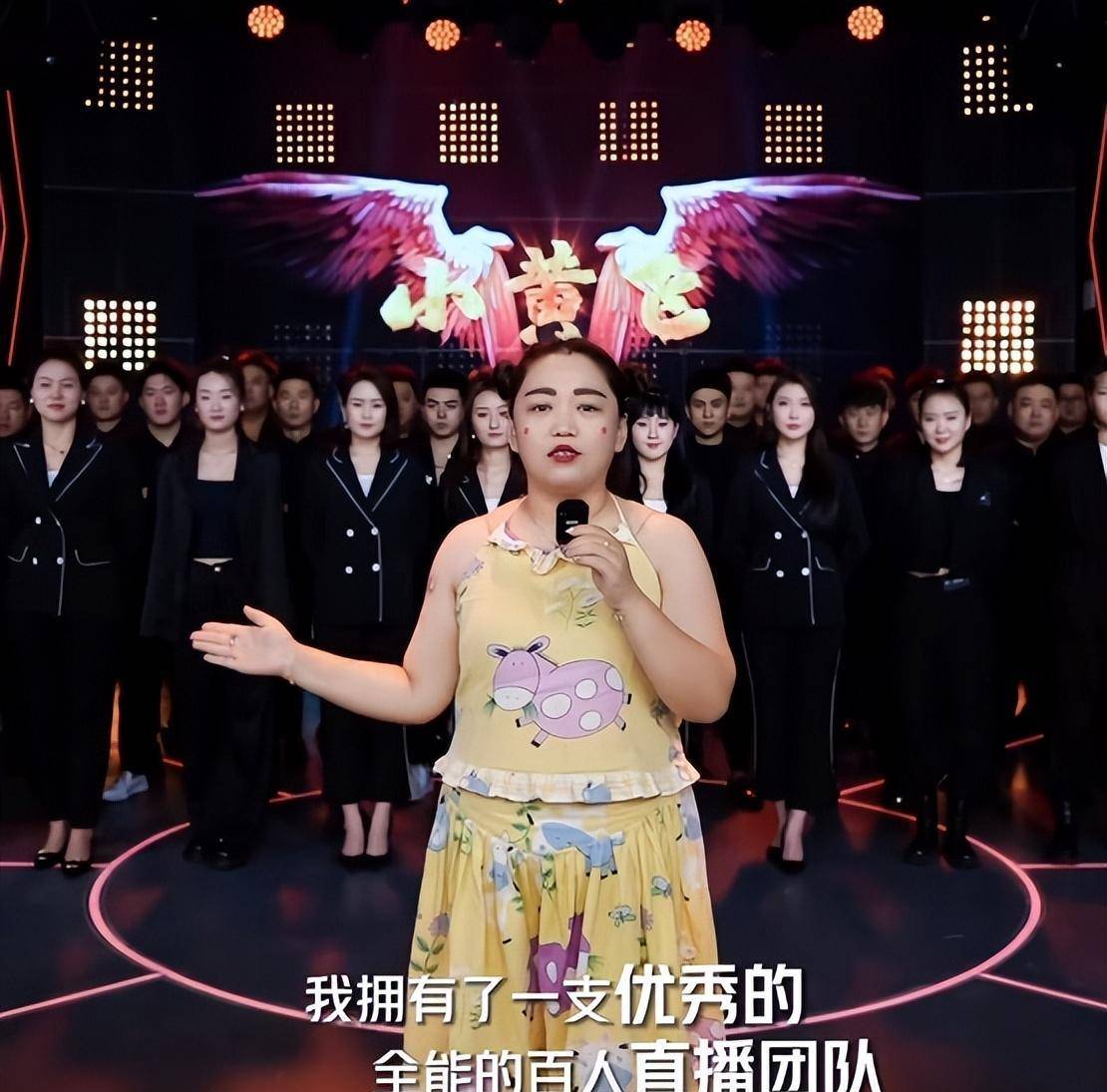 在直播之前,小黄飞一场演出费就高达8000元,虽然比不上明星大腕,但在