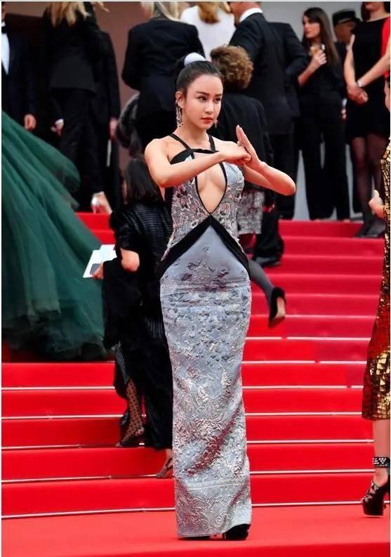 母其弥雅:成龙都捧不红的瑜伽女神,曾经走到哪带到哪,如今只剩卖弄