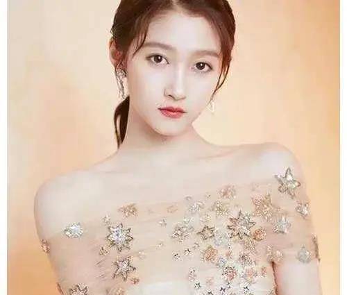 当年关晓彤代言"卫生棉"策划,未p图照流出,遭网友吐槽_鲁汉_照片_形象