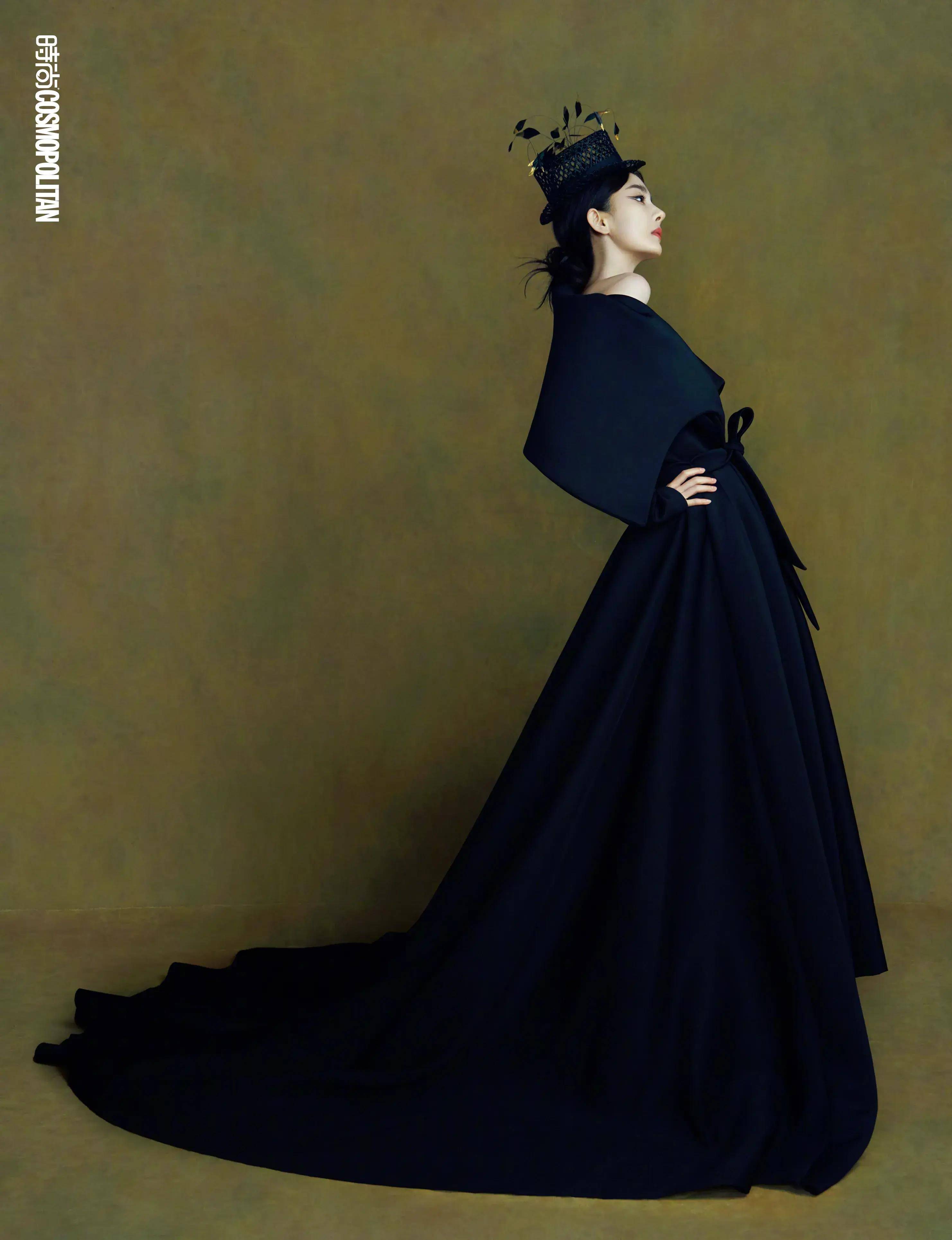 杨幂登时尚cosmo十二月封面,袒露香肩演绎古堡名伶,太美了_风格_裙子