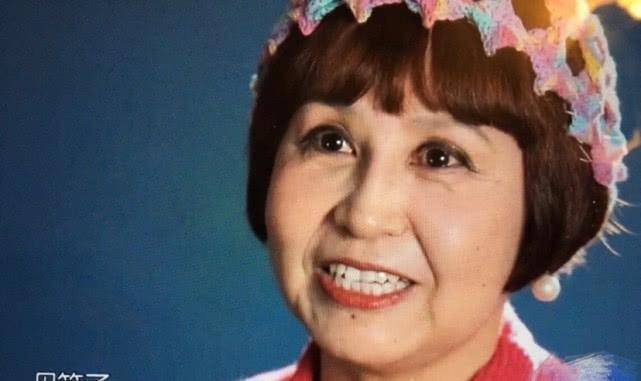 包文婧晒饺子近照,穿纱裙秒变小公主,五官越长越像迷你版包贝尔妈妈