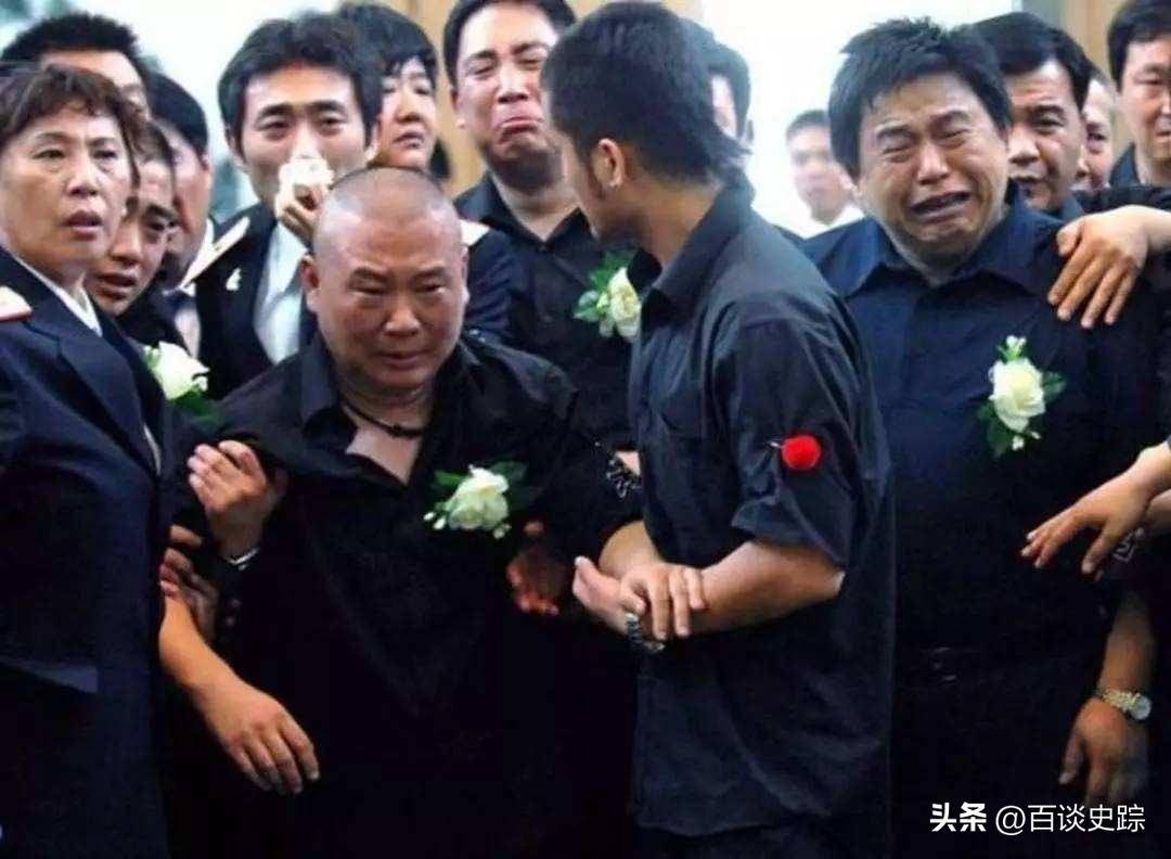听云轩天津跨年演出,何云伟一上场台下怒喊:姓何的下去_何沄伟_观众
