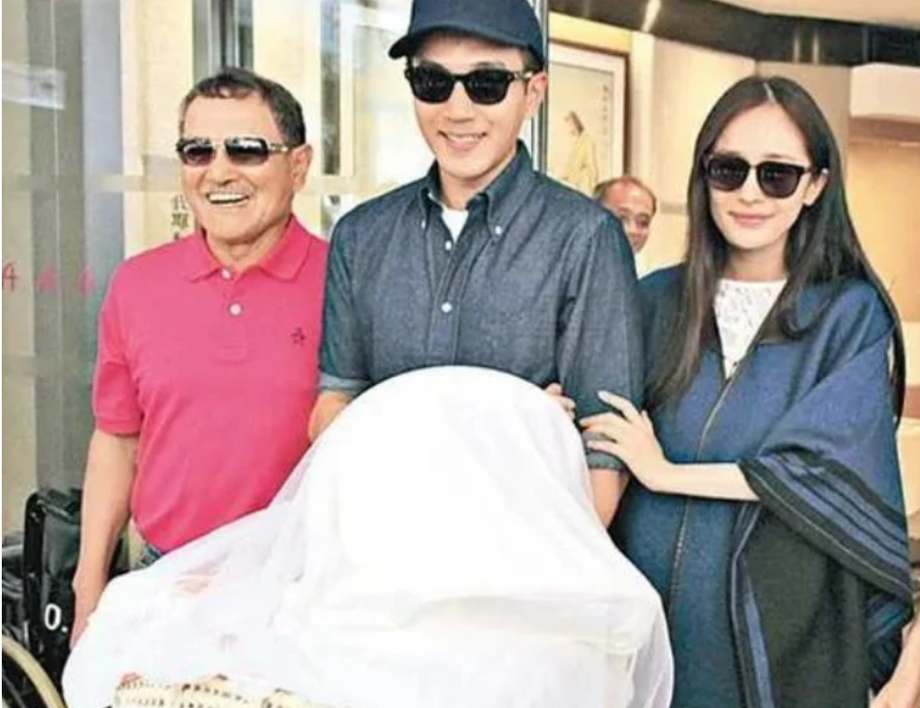 刘恺威小糯米国外被偶遇,带亲子手环很温馨,小糯米长相酷似杨幂_孩子