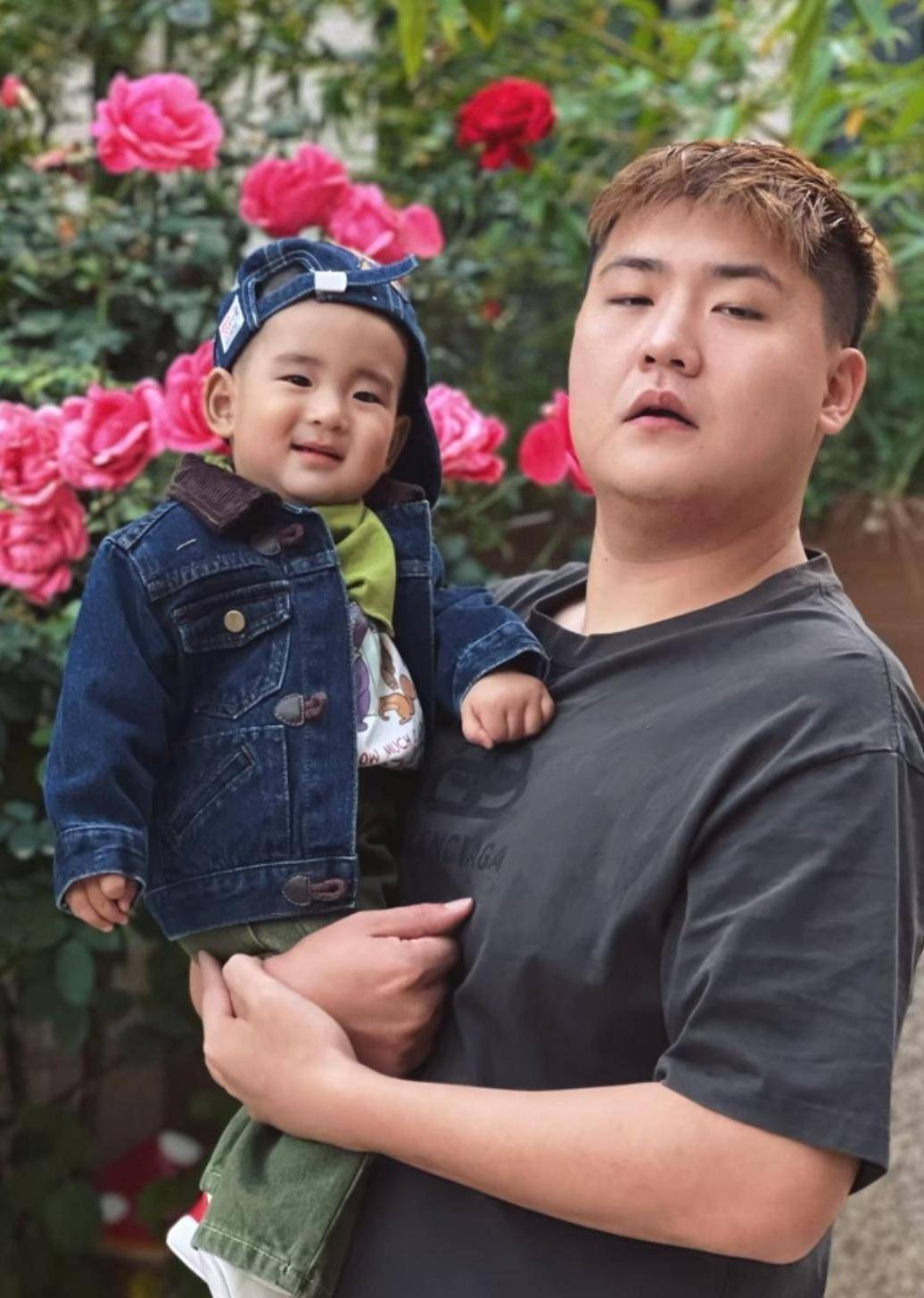 狄波拉谢霆锋温馨母子情,外界称赞.王祖蓝母子典型大鼻子厚嘴唇.