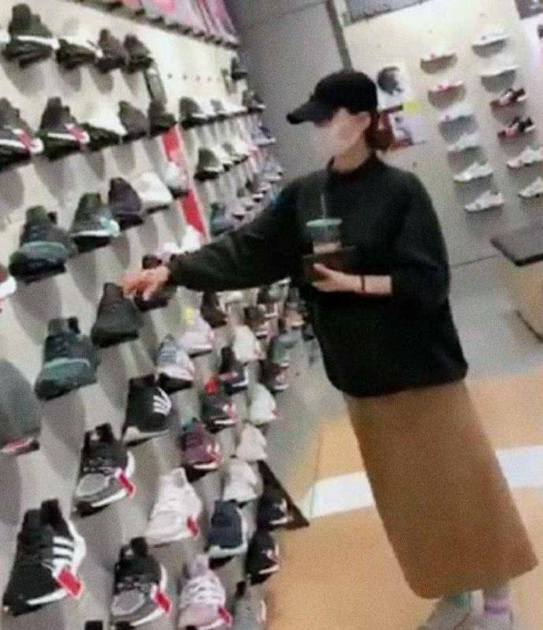 不过刘诗诗也是比较注重遮挡自己的肚子,再加上怀孕后期刘诗诗也十分