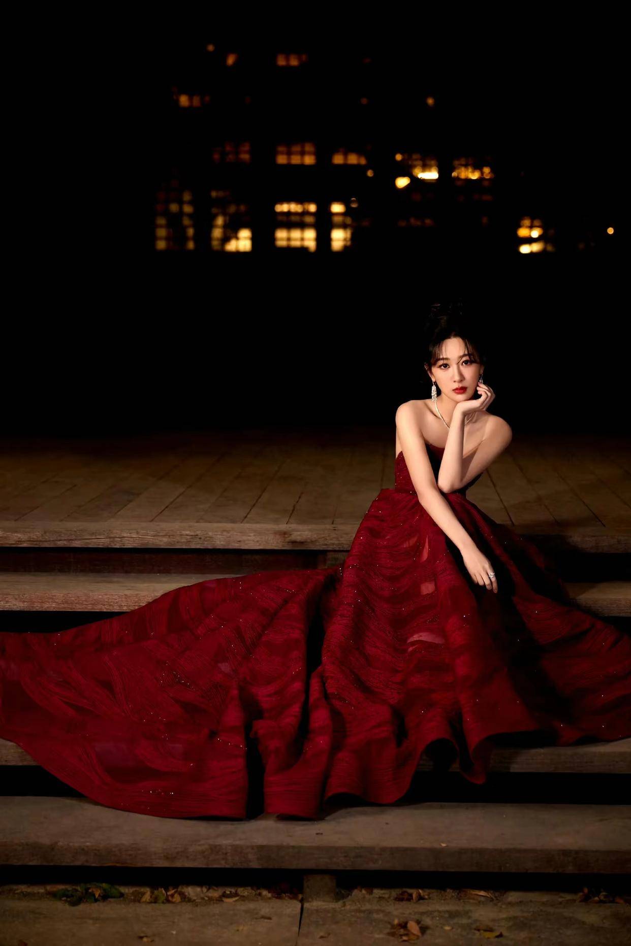 夜空中的女神一袭红裙,杨紫的浪漫装