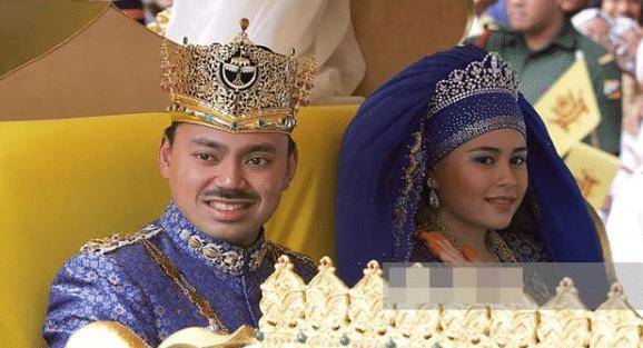 文莱王子娶小13岁娇妻,手戴22个大金镯,头顶钻石王冠真耀眼