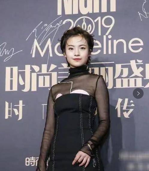 先不说这个充满槽点的发型,就单说她这内衣外穿的方式究竟是跟谁学的