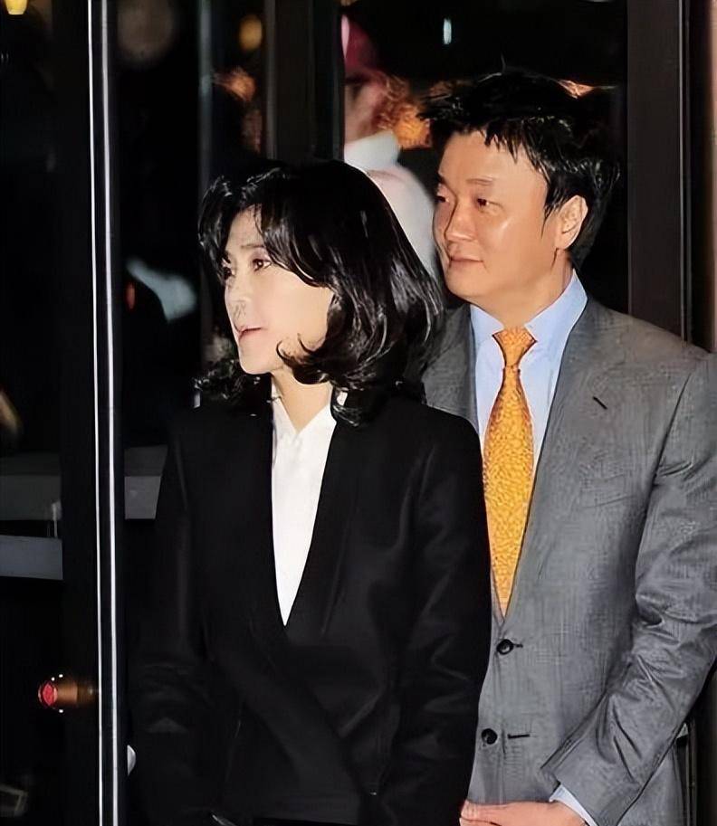 52岁的李富真端庄优雅,瘦成纸片美人,曾经为爱下嫁保镖却被辜负