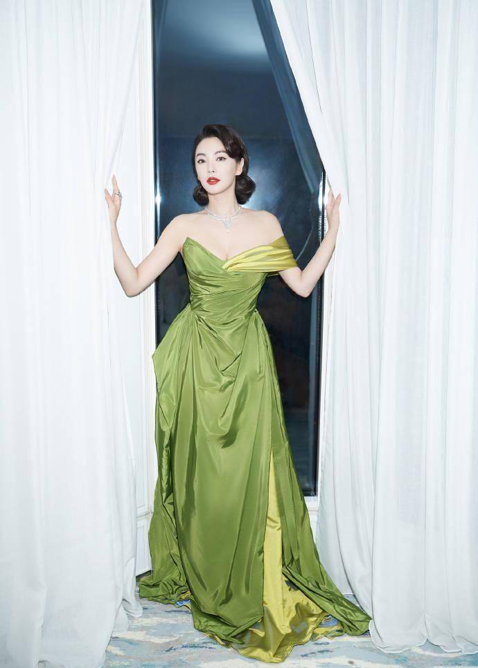 张雨绮穿露背装再现2013绿裙造型,化身复古名伶,宛如18岁的少女_照片
