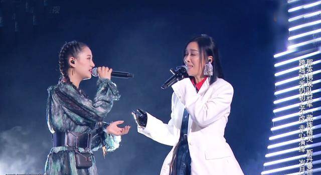 王力宏与李芷婷率先出场,带来《缘分一道桥》,两个人载歌载舞让现场