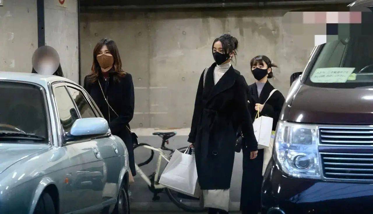 工藤静香娘仨逛街!光希穿高跟偶像包袱重,心美溜肩严重毫无星相