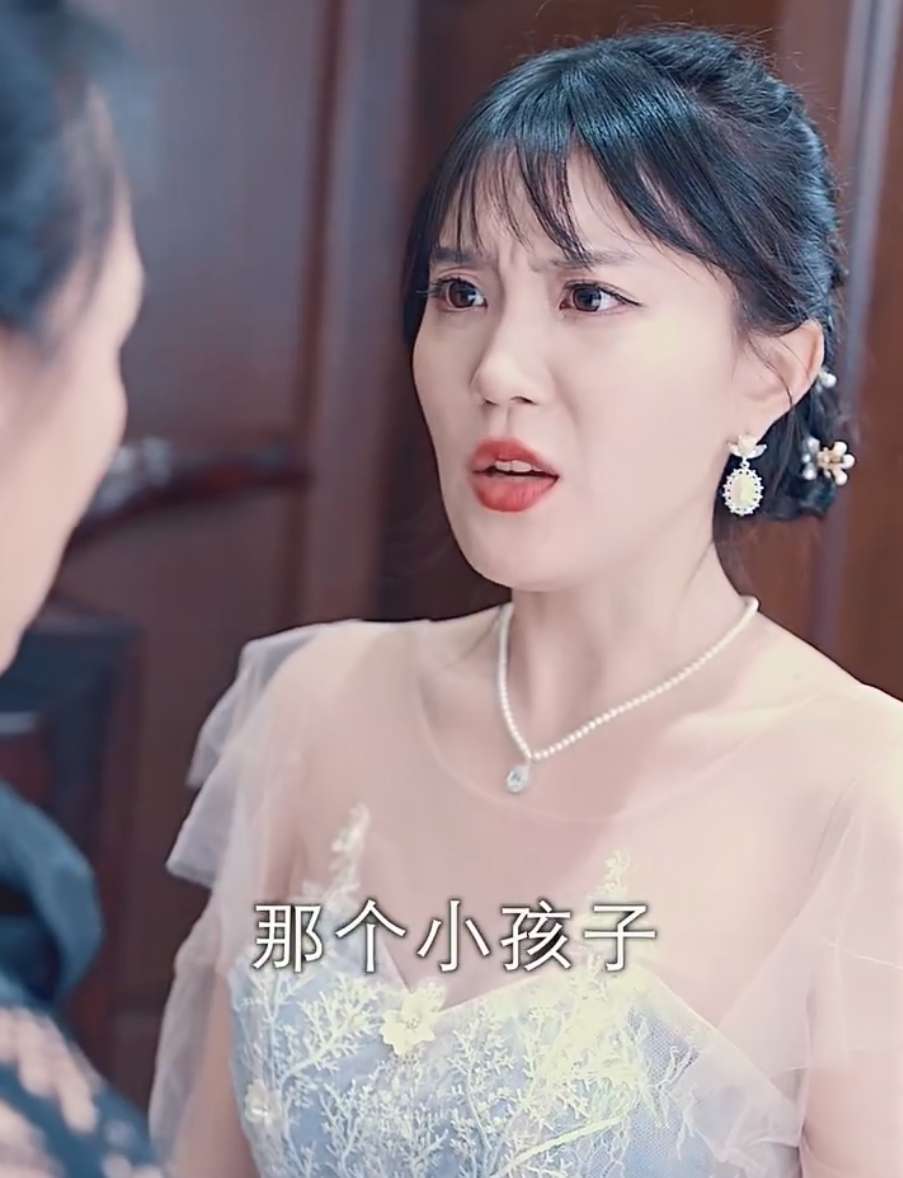 同时,有人提到生下男孩后,自己将取代方氏总裁夫人的位置.