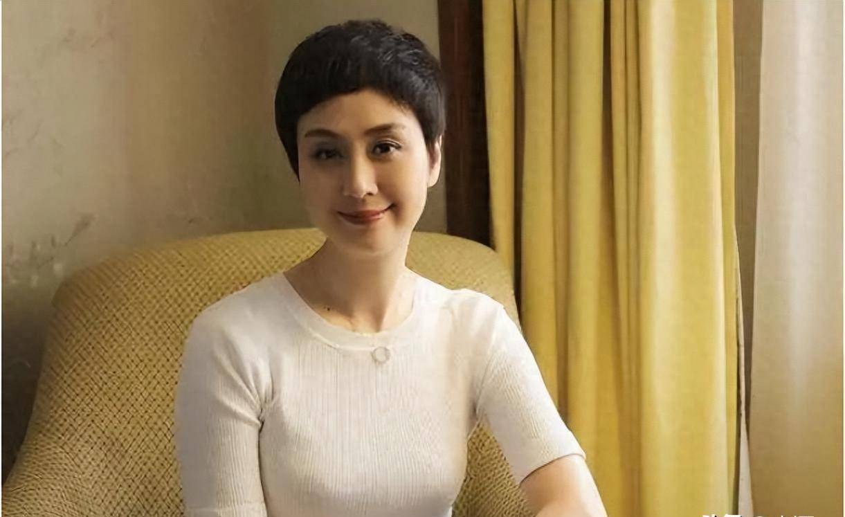 不愧是王家卫,《繁花》中短短几个镜头,"狠狠"打了李成儒的脸