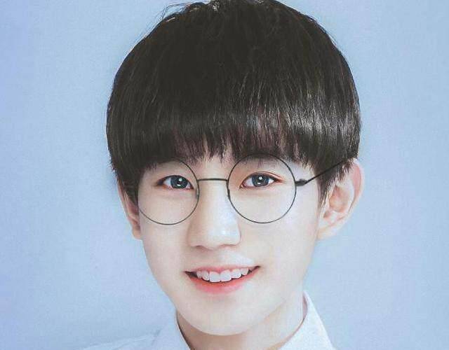 tfboys手绘版,王源萌翻天,易烊千玺雨中跳舞_王俊凯_眼镜_气质