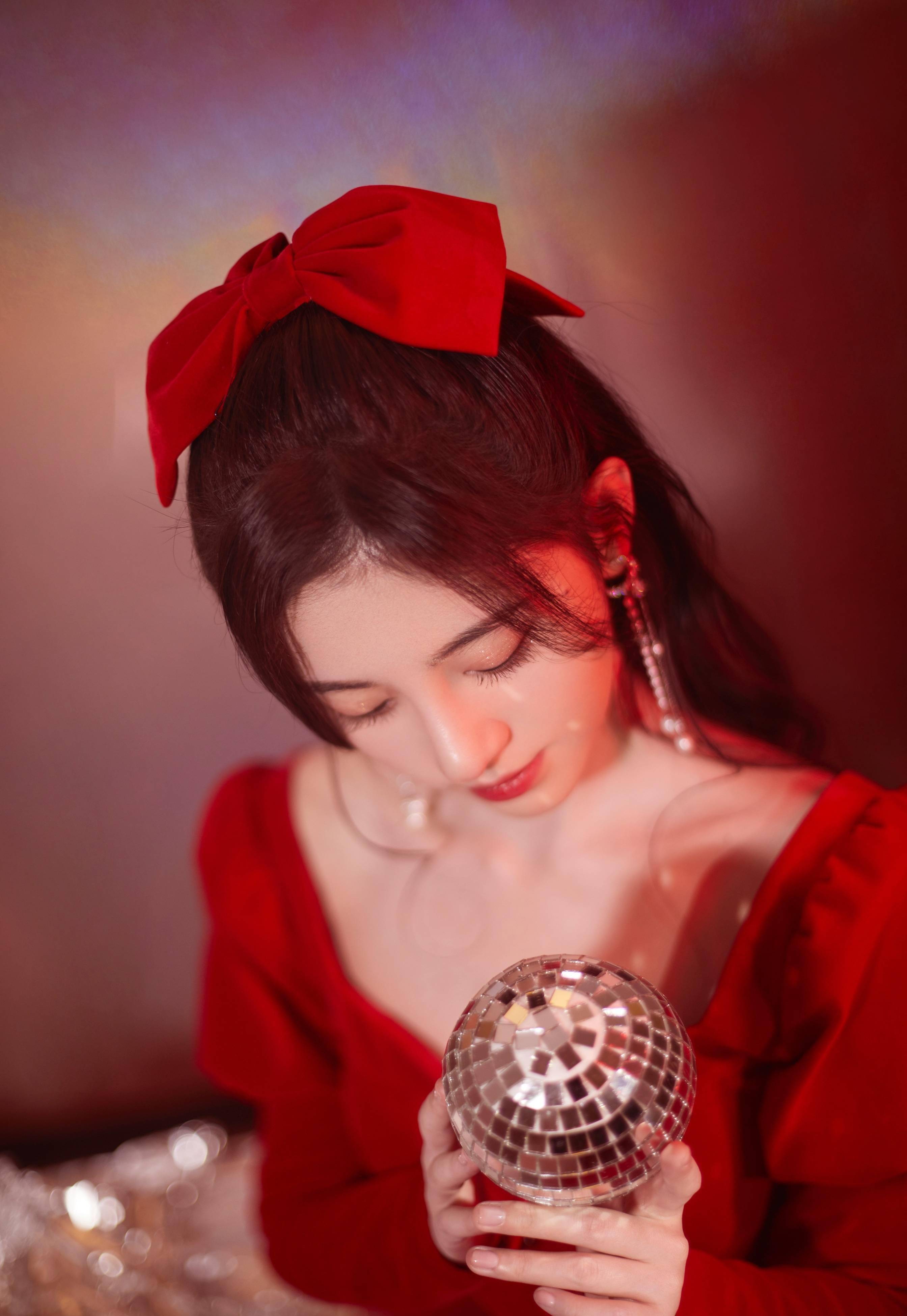 鞠婧祎红色衣服的照片图片