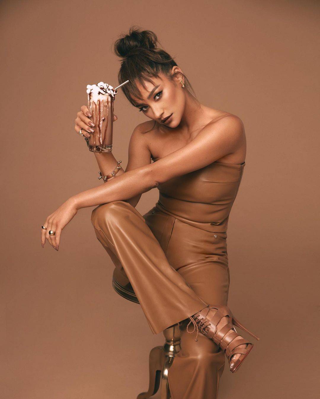 她有完美身材出众颜值才华横溢加拿大混血超模shay mitchell