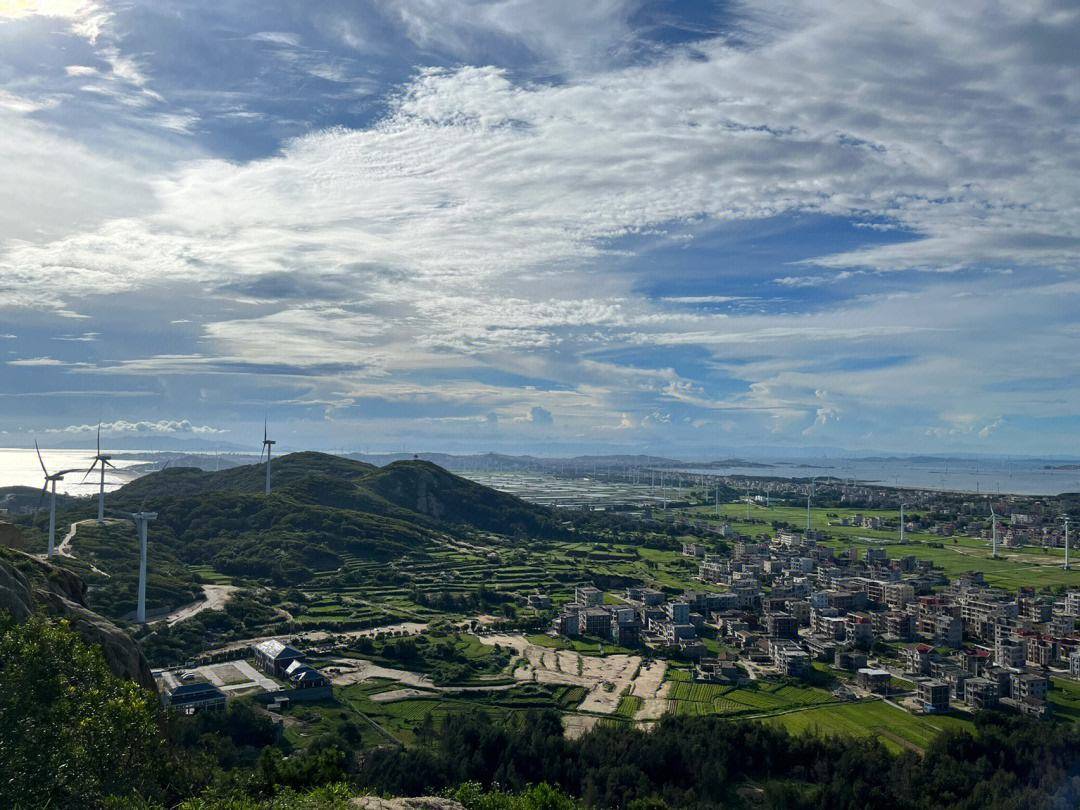 福建莆田市第一大岛,呈现哑铃状,由111个岛礁组成