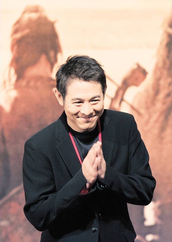 李连杰给大哥百万年薪,二哥穷困一生却拒绝帮助,他在追求什么?