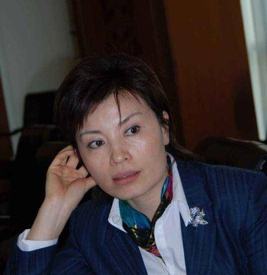 58岁"国脸"李瑞英近照,儿子出事仍坚持播音,恩爱33年老公终曝光_工作