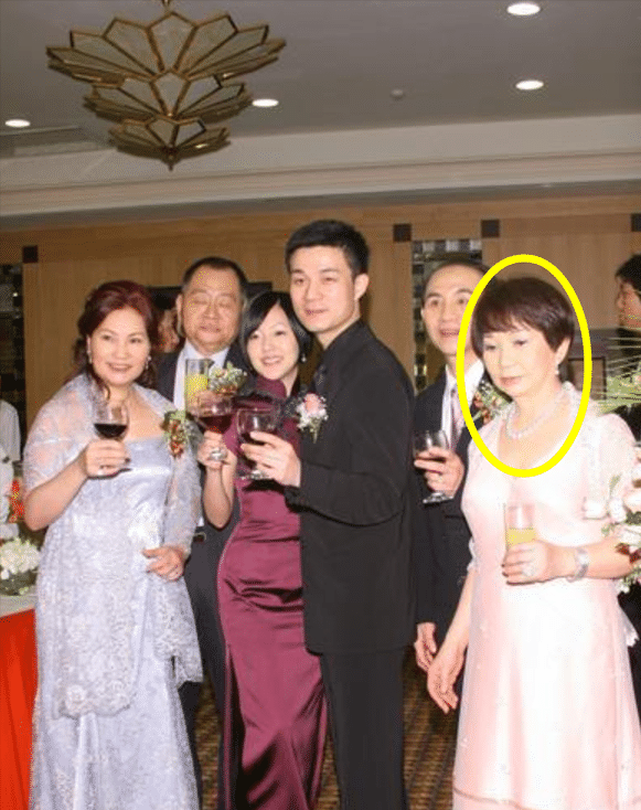 小s首度现身!曝光她拮据生活,男子冷漠态度引关注_婆婆_网友_许雅钧