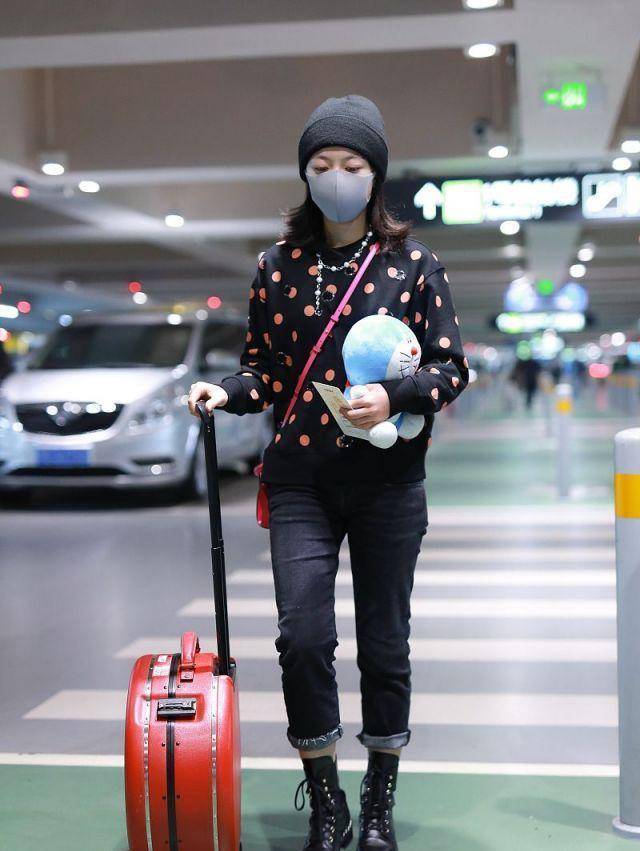 17岁赵今麦越发有星范,机场秀全身大牌真奢侈,素颜美的无懈可击_造型