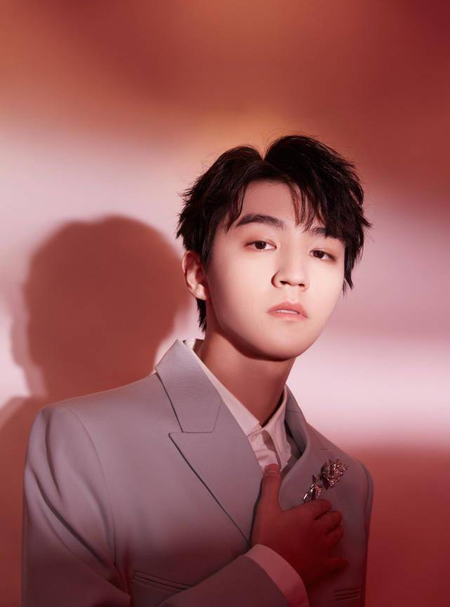 娱乐圈两位女星同时官宣结婚消息,杨紫的祝福王俊凯却无辜躺枪_大王