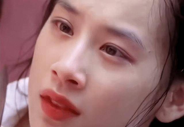 在预告里,黄圣依有一段在众人簇拥下冷眼看着女主发疯般求情的桥段.