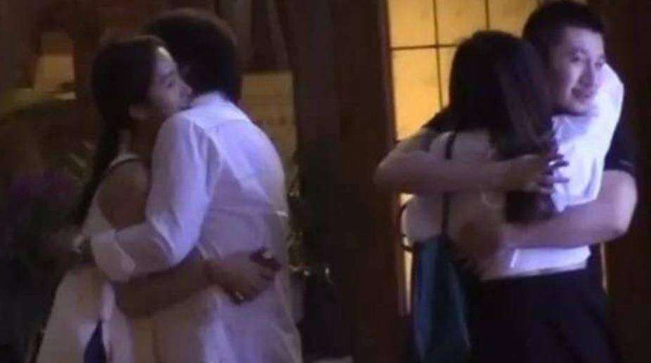 《芳华》女主角杨采钰换新欢,与男友在街头腻歪,前任是大款_陈金飞