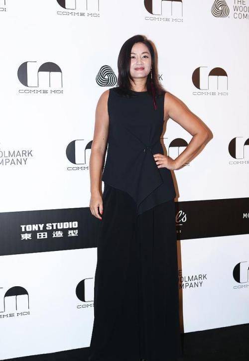 没修图的瞿颖很真实,肤色黢黑,脸上妆容油腻泛光!_翟颖_女神_中年