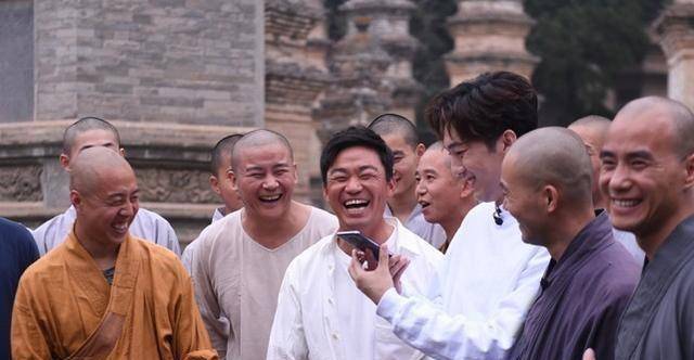 38岁王宝强重回少林寺, 衣锦还乡获师兄弟开心迎接, 大秀拳法状态好
