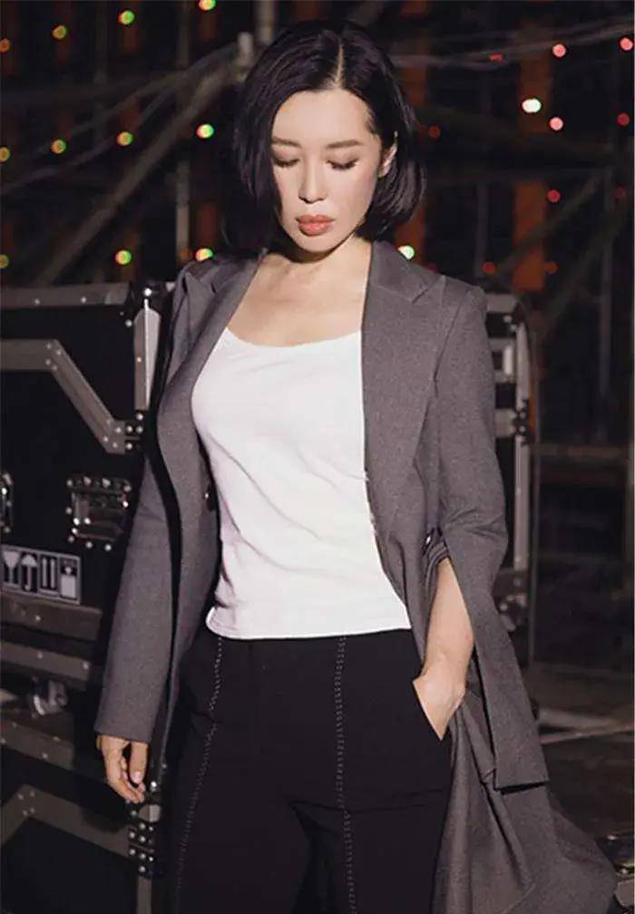 余男不仅是个好演员,还是一个衣品既飒酷又风情万种的女演员!