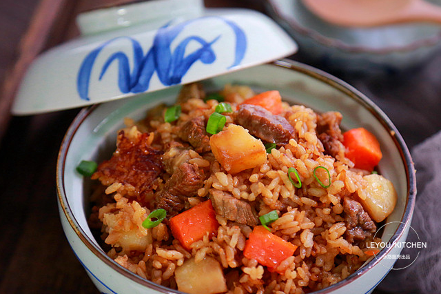 的懶人燜飯,一鍋菜,肉,飯全有,下班再不用愁吃什麼_土豆_電飯鍋_做法