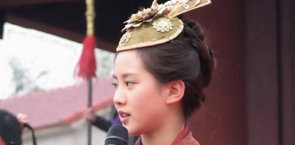 蔡艺侬欣喜若狂,一上来就给刘诗诗开出了丰厚的条件:让她出演由"唐人