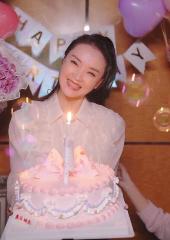 "豪宅过48岁生日,穿雪纺衫捧头大蛋糕,出道30年没变化_女性_衣服_王艳