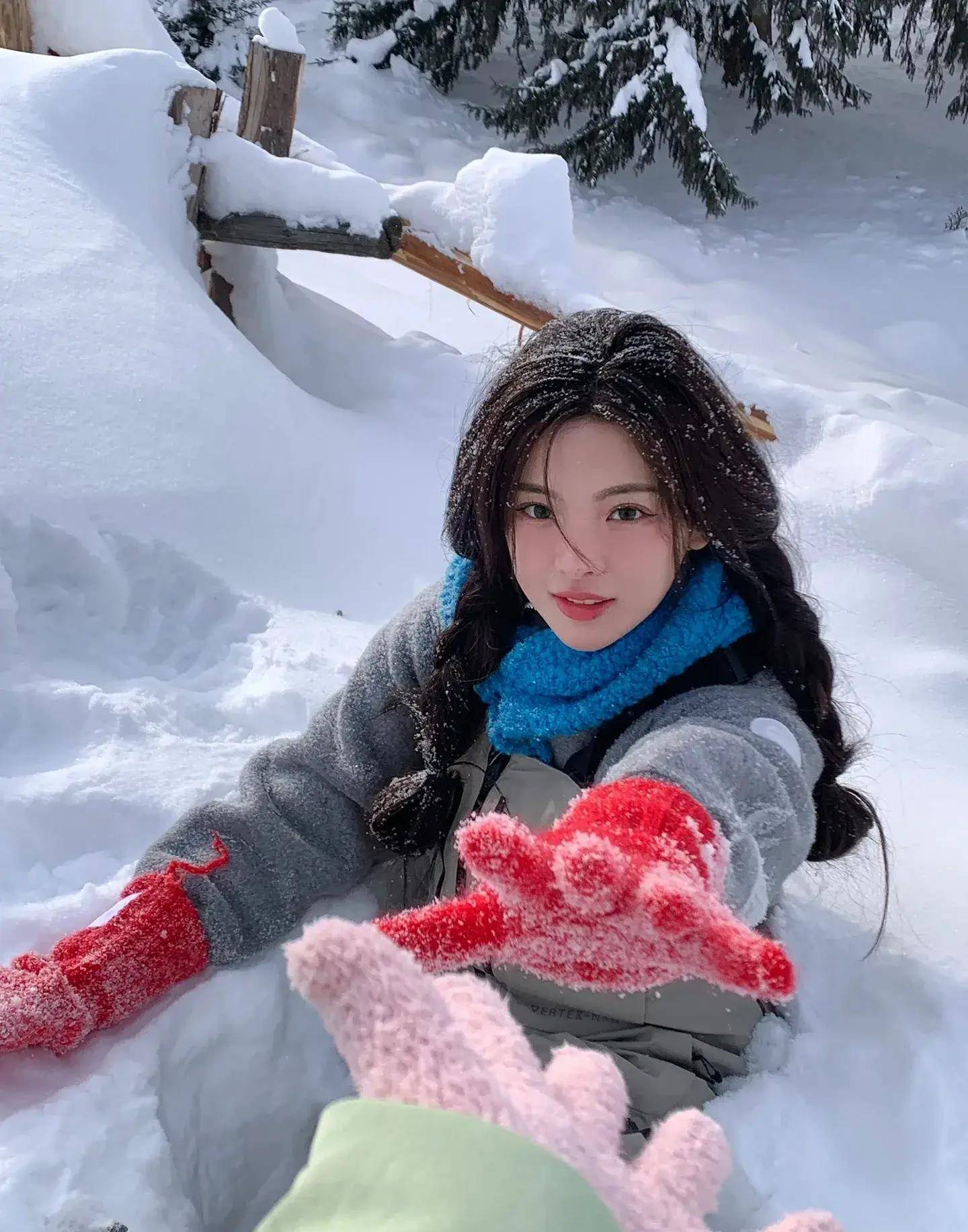 杨超越晒"红手套"雪景图,扎双马尾穿灰卫衣工装裤,很俏皮可爱_灰色